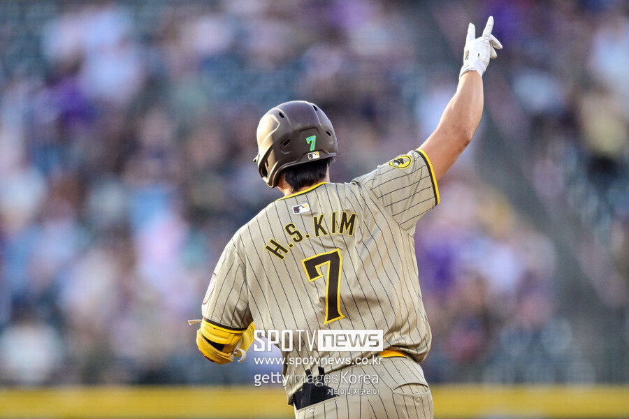 ▲ MLB.com은 김하성에 대해 "2023년 골드글러브 수상자인 김하성은 이번 오프시즌에 매물로 나온 유격수 중 두 번째로 좋은 선수이며, 어깨 문제가 해결된다면 구애하는 팀이 있을 것"이라면서 예상되는 행선지로 애틀랜타 브레이브스, 보스턴 레드삭스, 그리고 샌프란시스코 자이언츠를 뽑았다.