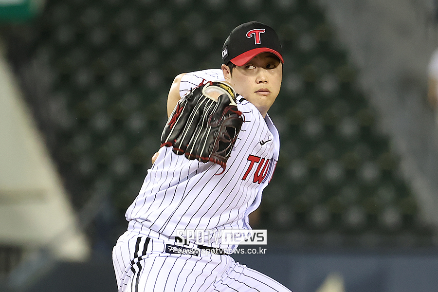 ▲ LG 왼손 불펜투수 함덕주가 19일 팔꿈치 수술을 받는다. 올해 1월에 이어 두 번째 수술이다. 재활에 6개월이 소요된다는 예상이 나오는 만큼 내년 시즌 역시 상당 기간 공백이 불가피하다. ⓒ곽혜미 기자