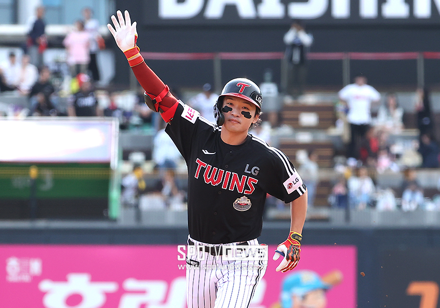 ▲ LG 박해민이 내년에는 가슴 한 쪽에 캡틴의 C를 달고 뛴다. 선수단 투표를 통해 김현수 오지환 박동원 홍창기 임찬규 등을 제치고 내년 주장으로 선임됐다. ⓒ곽혜미 기자