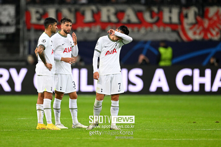 ▲ 영국 매체 ‘풋볼인사이더’는 “엔지 포스테코글루 감독과 4명의 선수 간 심각한 갈등이 발생했다”고 보도했다. 손흥민이 주장으로 있는 상황에서 드러난 이 불화는 토트넘의 경기력 기복 문제와 겹쳐 팬들과 구단 모두에게 큰 충격을 주고 있다. 포스테코글루 감독은 이탈리아 세리에A 출신의 주요 선수들인 데스티니 우도지, 굴리에모 비카리오, 로드리고 벤탄쿠르, 크리스티안 로메로와의 갈등의 중심에 서 있다. 특히 부주장이자 수비진의 핵심인 로메로가 포함되어 있어 이번 사태의 심각성을 더하고 있다