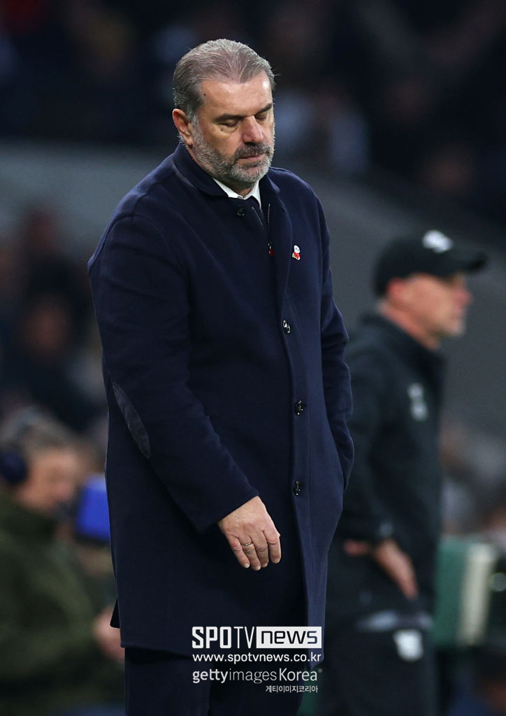 ▲ 영국 매체 ‘풋볼인사이더’는 “엔지 포스테코글루 감독과 4명의 선수 간 심각한 갈등이 발생했다”고 보도했다. 손흥민이 주장으로 있는 상황에서 드러난 이 불화는 토트넘의 경기력 기복 문제와 겹쳐 팬들과 구단 모두에게 큰 충격을 주고 있다. 포스테코글루 감독은 이탈리아 세리에A 출신의 주요 선수들인 데스티니 우도지, 굴리에모 비카리오, 로드리고 벤탄쿠르, 크리스티안 로메로와의 갈등의 중심에 서 있다. 특히 부주장이자 수비진의 핵심인 로메로가 포함되어 있어 이번 사태의 심각성을 더하고 있다