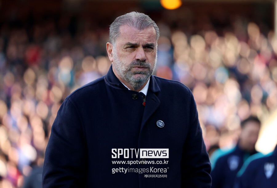 ▲ 영국 매체 ‘풋볼인사이더’는 “엔지 포스테코글루 감독과 4명의 선수 간 심각한 갈등이 발생했다”고 보도했다. 손흥민이 주장으로 있는 상황에서 드러난 이 불화는 토트넘의 경기력 기복 문제와 겹쳐 팬들과 구단 모두에게 큰 충격을 주고 있다. 포스테코글루 감독은 이탈리아 세리에A 출신의 주요 선수들인 데스티니 우도지, 굴리에모 비카리오, 로드리고 벤탄쿠르, 크리스티안 로메로와의 갈등의 중심에 서 있다. 특히 부주장이자 수비진의 핵심인 로메로가 포함되어 있어 이번 사태의 심각성을 더하고 있다