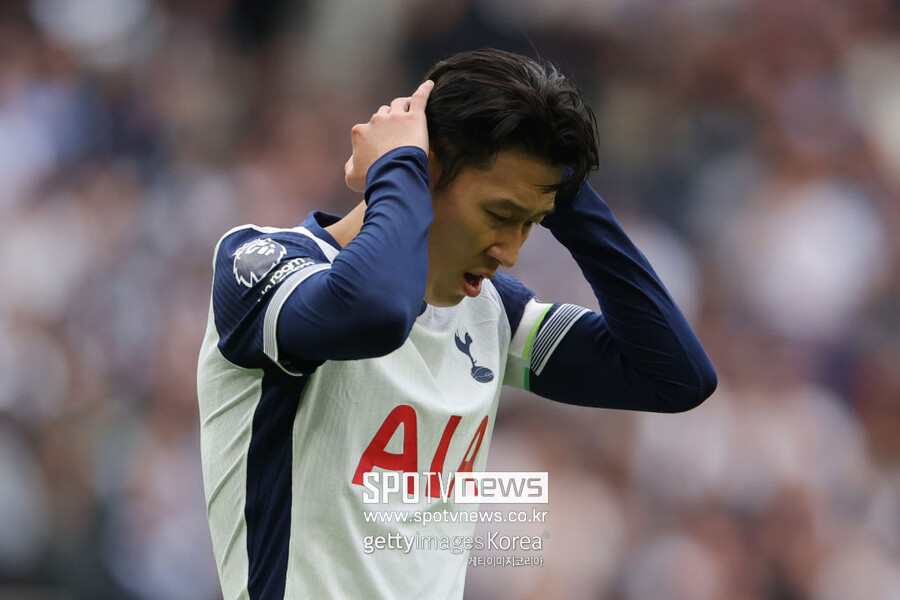 ▲ 영국 매체 ‘풋볼인사이더’는 “엔지 포스테코글루 감독과 4명의 선수 간 심각한 갈등이 발생했다”고 보도했다. 손흥민이 주장으로 있는 상황에서 드러난 이 불화는 토트넘의 경기력 기복 문제와 겹쳐 팬들과 구단 모두에게 큰 충격을 주고 있다. 포스테코글루 감독은 이탈리아 세리에A 출신의 주요 선수들인 데스티니 우도지, 굴리에모 비카리오, 로드리고 벤탄쿠르, 크리스티안 로메로와의 갈등의 중심에 서 있다. 특히 부주장이자 수비진의 핵심인 로메로가 포함되어 있어 이번 사태의 심각성을 더하고 있다