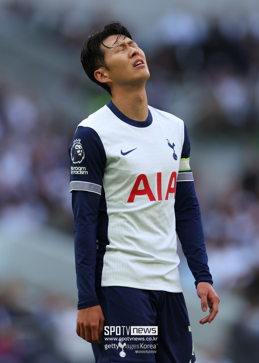 ▲ 영국 매체 ‘풋볼인사이더’는 “엔지 포스테코글루 감독과 4명의 선수 간 심각한 갈등이 발생했다”고 보도했다. 손흥민이 주장으로 있는 상황에서 드러난 이 불화는 토트넘의 경기력 기복 문제와 겹쳐 팬들과 구단 모두에게 큰 충격을 주고 있다. 포스테코글루 감독은 이탈리아 세리에A 출신의 주요 선수들인 데스티니 우도지, 굴리에모 비카리오, 로드리고 벤탄쿠르, 크리스티안 로메로와의 갈등의 중심에 서 있다. 특히 부주장이자 수비진의 핵심인 로메로가 포함되어 있어 이번 사태의 심각성을 더하고 있다