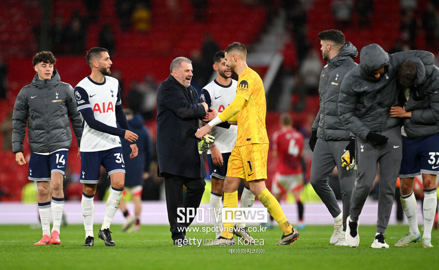 ▲ 토트넘 엔제 포스테코글루 감독은 자신의 말을 뒤집고 이날 손흥민을 풀타임 출전시켰다. 경기를 앞두고 진행된 기자회견에선 분명히 손흥민의 출전 시간을 조금씩 늘려가겠다며 부상 방지를 위해 관리하겠다는 뜻을 전했다. 한국 대표팀을 향해서도 손흥민 관리에 협력하자는 메시지를 보냈다. 그런데 정작 승격팀 입스위치 타운을 상대로 손흥민을 교체 없이 풀타임 사용했다. 그럼에도 승리를 챙기지 못했다. 경기가 끝나자 토트넘 홈팬들은 거센 야유로 불만을 드러냈다. 토트넘은 프리미어리그 10위까지 순위가 떨어졌다. 상위권 팀들과 격차가 점점 멀어지고 있다.