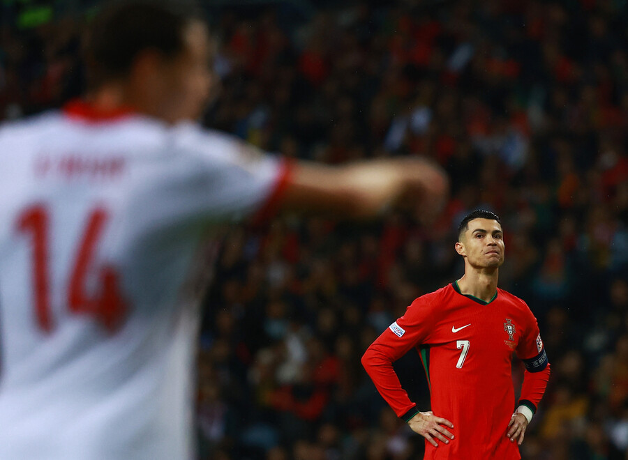 ▲ 호날두는 분명 세계 최고의 선수였다. 축구계 개인상 최고 권위의 프랑스풋볼 발롱도르를 5차례나 수상했다. 리오넬 메시(8회)에 이은 2위다. 국제축구연맹(FIFA) 올해의 선수상도 5회, 유럽축구연맹(UEFA) 올해의 선수상 역시 3차례나 받았다. 대표팀 경기에서도 활약이 대단했다. 2003년 처음 포르투갈 대표로 A매치를 치른 뒤 20년 넘게 국가대표로 활약하고 있다. 통산 217경기에 출전해 135골을 넣어 축구 역사상 A매치 최다 출전 및 최다 득점 1위를 달린다. 그러나 곧 불혹을 바라보는 나이가 되면서 대표팀 활약이 줄어들었다. 은퇴 권유가 줄을 잇던 가운데 호날두가 폴란드 상대로 910골 고지를 밟으면서 비판 여론을 일축했다. ⓒ연합뉴스/REUTERS