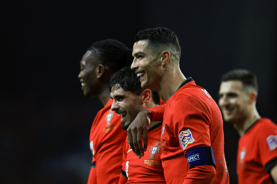 ▲ 호날두는 분명 세계 최고의 선수였다. 축구계 개인상 최고 권위의 프랑스풋볼 발롱도르를 5차례나 수상했다. 리오넬 메시(8회)에 이은 2위다. 국제축구연맹(FIFA) 올해의 선수상도 5회, 유럽축구연맹(UEFA) 올해의 선수상 역시 3차례나 받았다. 대표팀 경기에서도 활약이 대단했다. 2003년 처음 포르투갈 대표로 A매치를 치른 뒤 20년 넘게 국가대표로 활약하고 있다. 통산 217경기에 출전해 135골을 넣어 축구 역사상 A매치 최다 출전 및 최다 득점 1위를 달린다. 그러나 곧 불혹을 바라보는 나이가 되면서 대표팀 활약이 줄어들었다. 은퇴 권유가 줄을 잇던 가운데 호날두가 폴란드 상대로 910골 고지를 밟으면서 비판 여론을 일축했다. ⓒ연합뉴스/EPA