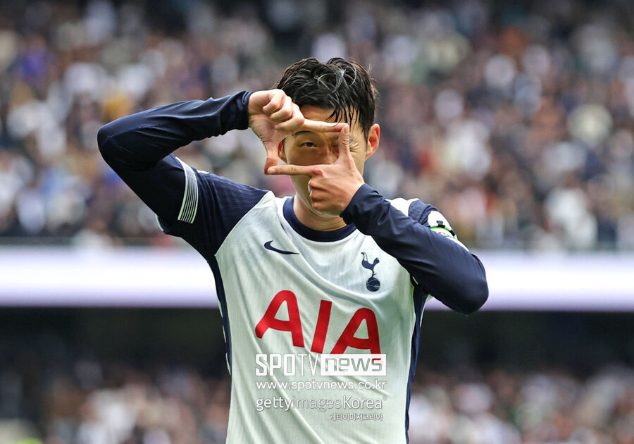 ▲ 토트넘 홋스퍼와 결별하더라도 손흥민에게는 좋은 미래를 그릴 수 있는 가능성이 제기됐다. 프랑스 거함 파리생제르맹이 손흥민 영입을 노리고 있다는 보도가 나온 것. 이번 시즌을 끝으로 손흥민 영입을 추진할 수 있다는 내용이다. 파리생제르맹은 킬리안 음바페를 떠나보낸 뒤 공격진 강화를 추진하고 있으며, 모하메드 살라가 영입 후보로도 꼽혔다. 손흥민이 파리생제르맹으로 이적한다면 오랜 우승 갈증을 씻어낼 수 있다.