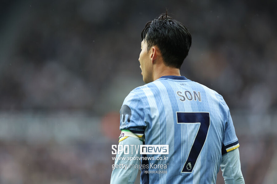 ▲ 토트넘 홋스퍼와 결별하더라도 손흥민에게는 좋은 미래를 그릴 수 있는 가능성이 제기됐다. 프랑스 거함 파리생제르맹이 손흥민 영입을 노리고 있다는 보도가 나온 것. 이번 시즌을 끝으로 손흥민 영입을 추진할 수 있다는 내용이다. 파리생제르맹은 킬리안 음바페를 떠나보낸 뒤 공격진 강화를 추진하고 있으며, 모하메드 살라가 영입 후보로도 꼽혔다. 손흥민이 파리생제르맹으로 이적한다면 오랜 우승 갈증을 씻어낼 수 있다.