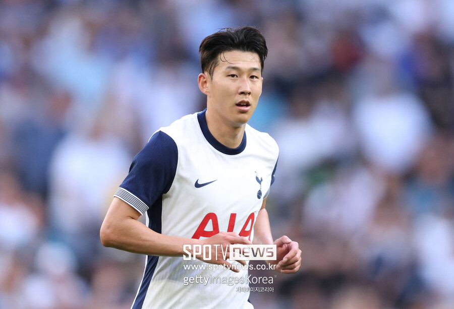 ▲ 토트넘 홋스퍼와 결별하더라도 손흥민에게는 좋은 미래를 그릴 수 있는 가능성이 제기됐다. 프랑스 거함 파리생제르맹이 손흥민 영입을 노리고 있다는 보도가 나온 것. 이번 시즌을 끝으로 손흥민 영입을 추진할 수 있다는 내용이다. 파리생제르맹은 킬리안 음바페를 떠나보낸 뒤 공격진 강화를 추진하고 있으며, 모하메드 살라가 영입 후보로도 꼽혔다. 손흥민이 파리생제르맹으로 이적한다면 오랜 우승 갈증을 씻어낼 수 있다.