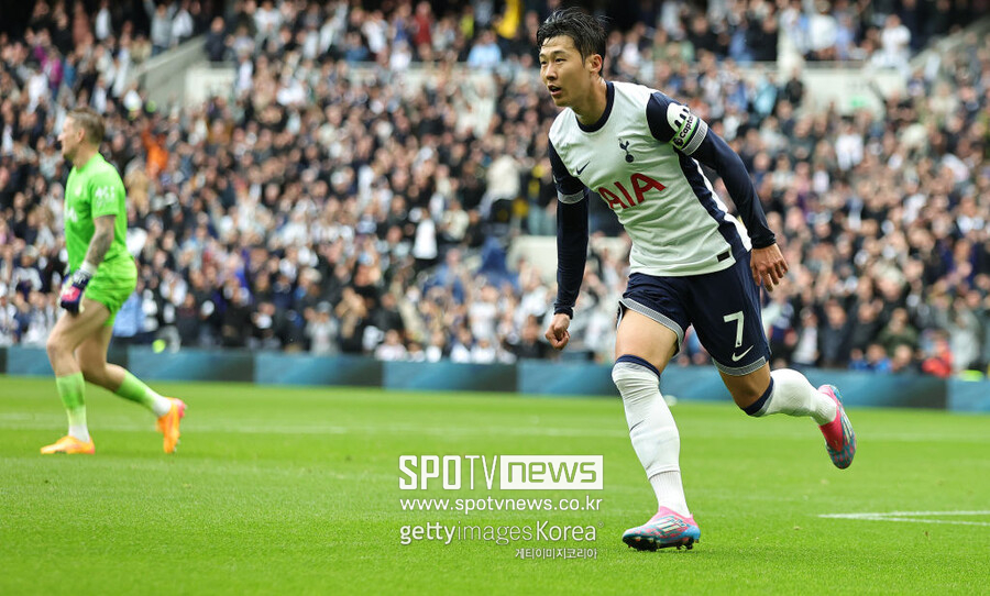 ▲ 토트넘 홋스퍼와 결별하더라도 손흥민에게는 좋은 미래를 그릴 수 있는 가능성이 제기됐다. 프랑스 거함 파리생제르맹이 손흥민 영입을 노리고 있다는 보도가 나온 것. 이번 시즌을 끝으로 손흥민 영입을 추진할 수 있다는 내용이다. 파리생제르맹은 킬리안 음바페를 떠나보낸 뒤 공격진 강화를 추진하고 있으며, 모하메드 살라가 영입 후보로도 꼽혔다. 손흥민이 파리생제르맹으로 이적한다면 오랜 우승 갈증을 씻어낼 수 있다.