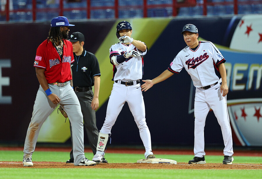 ▲ 도미니카공화국전 첫 안타를 친 송성문(가운데) ⓒ 연합뉴스