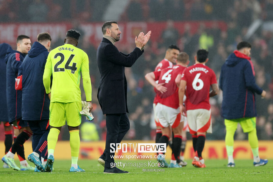 ▲ 영국 매체 '토크스포츠'는 16일(이하 한국시간) "판니스텔로이가 맨유를 떠난 직후 사령탑 공석인 코번트리 시티(챔피언십) 감독에 지원한 걸로 파악된다"고 보도했다. 이어 "또 다른 후보인 프랭크 램파드와 경쟁해야 할 수도 있다"라고 덧붙였다. 2부리그인 잉글랜드 챔피언십 17위에 자리한 코번트리 시티(4승 4무 7패)는 성적 부진의 책임을 물어 지난 7일 마크 로빈스 감독을 경질해 현재 정식 사령탑 자리가 비어 있다.