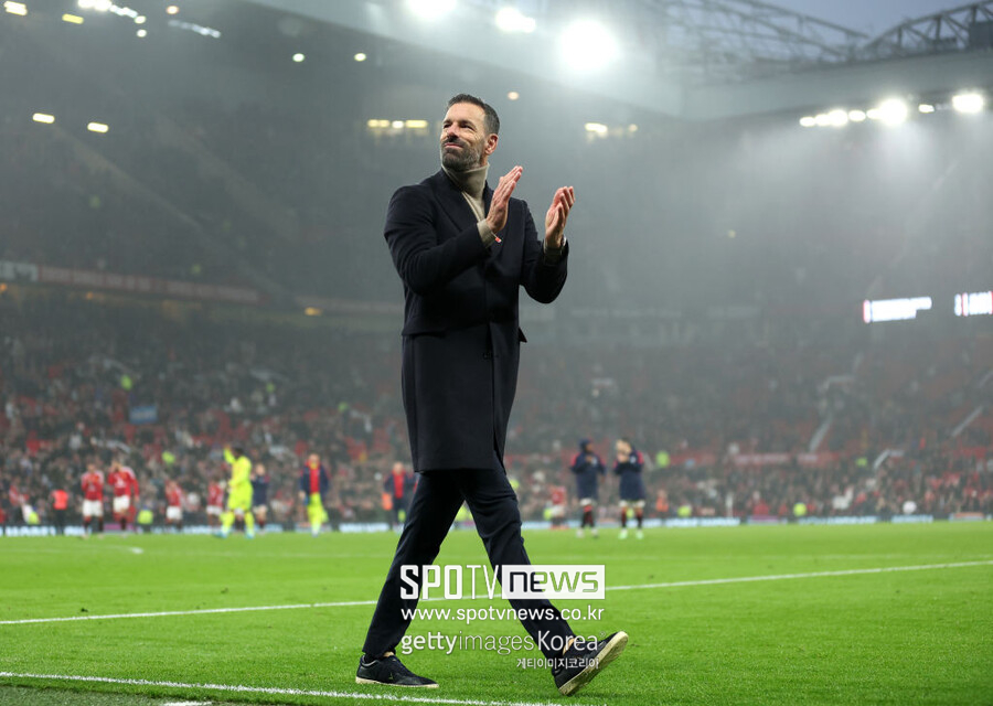 ▲ 영국 매체 '토크스포츠'는 16일(이하 한국시간) "판니스텔로이가 맨유를 떠난 직후 사령탑 공석인 코번트리 시티(챔피언십) 감독에 지원한 걸로 파악된다"고 보도했다. 이어 "또 다른 후보인 프랭크 램파드와 경쟁해야 할 수도 있다"라고 덧붙였다. 2부리그인 잉글랜드 챔피언십 17위에 자리한 코번트리 시티(4승 4무 7패)는 성적 부진의 책임을 물어 지난 7일 마크 로빈스 감독을 경질해 현재 정식 사령탑 자리가 비어 있다.