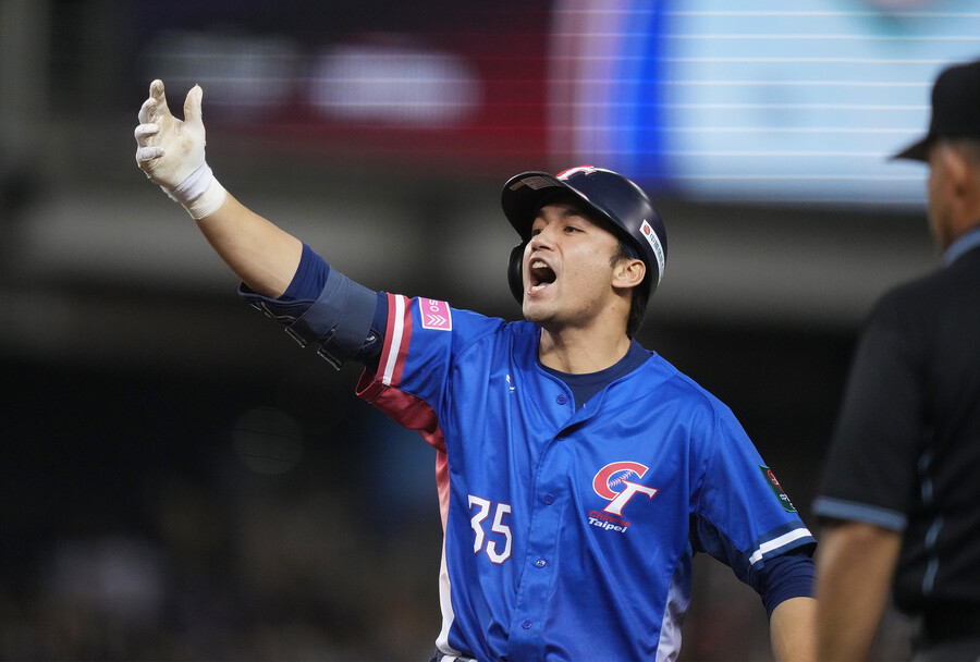 ▲ 대만 3루수 판제카이가 적시타를 치고 포효하고 있다. 대만은 17일 호주를 꺾고 '2024 WBSC 프리미어12' 슈퍼라운드에 진출했다. 한국은 18일 호주전에서 이겨 3승 2패가 되더라도 슈퍼라운드에 진출할 수 없다. 2015년 1회 대회 우승, 2019년 2회 대회 준우승 팀이 3회 대회에서는 4강에도 오르지 못했다. ⓒ WBSC