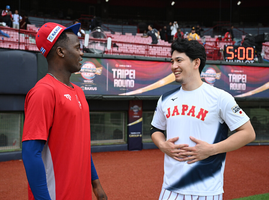 ▲ 경기 전 만난 소프트뱅크 호크스 리반 모이넬로와 구리하라 료야. ⓒ WBSC