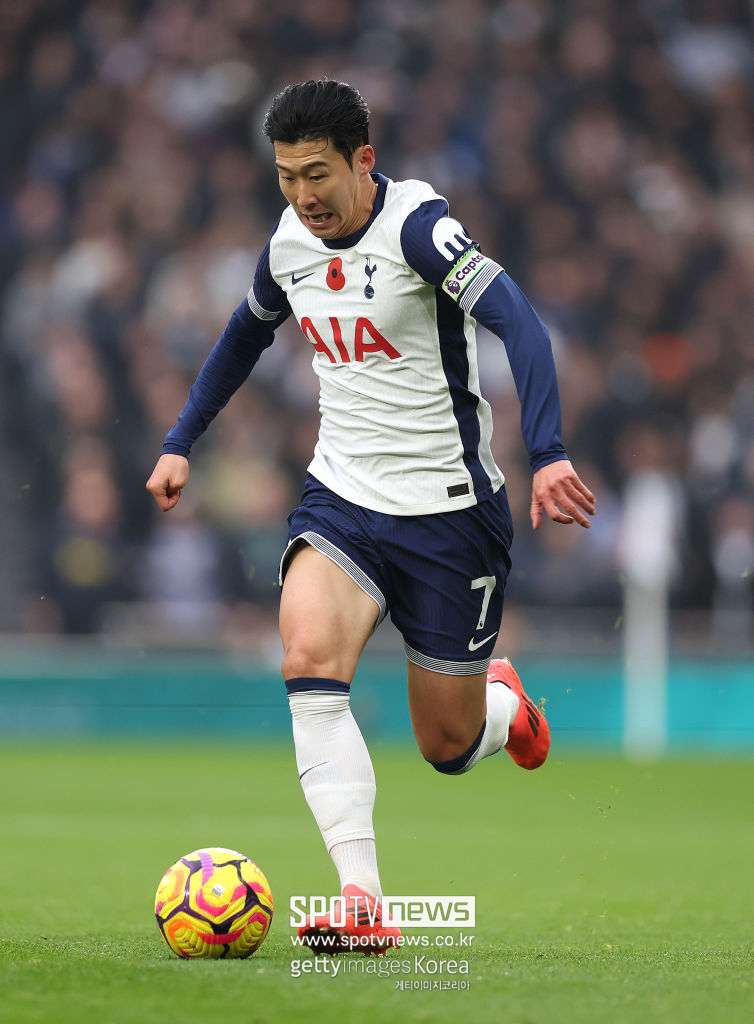 ▲ 스카이스포츠'의 플로리안 플레텐베르크 기자는 “손흥민은 토트넘과 동행을 선택했다. 토트넘도 손흥민과 2026년까지 계약을 연장할 준비를 마쳤다”고 보도하며 손흥민의 잔류를 기정사실화했다. 보도 이후 영국 매체 '더 하트 태클'도 "손흥민이 토트넘 잔류를 원한다. 손흥민이 토트넘과 계약을 연장할 가능성이 높다는 보도가 나왔다. 토트넘은 곧 그와 1년 연장 계약을 체결할 예정이다"라고 전했다. 손흥민의 헌신은 단순히 경기력에만 국한되지 않았다. 그는 팀원들과 팬들에게 존경받는 리더로 자리 잡았으며, 어린 선수들에게도 좋은 본보기가 되고 있다. 영국 매체 ‘투 더 레인 앤 백’은 “토트넘에는 리더가 부족하다. 손흥민은 선수들과 팬들로부터 신뢰를 받고 있으며, 팀의 미래를 위해 중요한 역할을 할 수 있다”고 평가했다. 손흥민은 팀 내 유망주인 마이키 무어와 같은 젊은 선수들에게 훌륭한 멘토가 될 것으로 기대된다