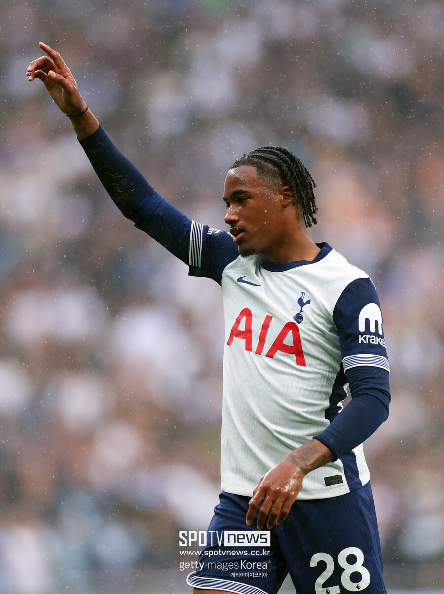 ▲ 영국 매체 '커트오프사이드'는 17일(한국시간) "오도베르가 반복되는 햄스트링 문제로 수술을 받게 됐다"라고 보도했다. 토트넘 구단은 "오도베르가 오른쪽 햄스트링 수술을 받았다. 오도베르의 회복을 면밀히 모니터링할 것이고, 복귀에 대한 확실한 일정은 제공되지 않았다. 의료진은 몇 주 내에 오도베르 몸 상태를 평가하고 언제 훈련을 재개할 수 있을지 결정할 예정이다"라고 밝혔다.