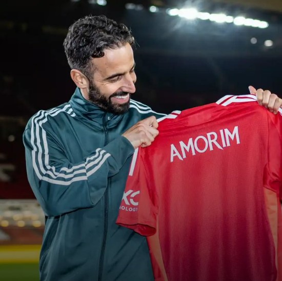 ▲ 맨체스터 유나이티드에 부임한 후벵 아모림 감독. 맨체스터 유나이티드 수뇌부는 아모림 감독이 맨체스터 유나이티드에 부임하고 보인 말과 행동에 강한 인상을 받은 것으로 알려졌다. 특히 자신감 넘치는 분위기와 카리스마 있는 모습에 높은 평가를 내렸다는 내용이다. 데뷔하기도 전부터 에릭 텐 하흐 감독과 다른 모습으로 기대감을 끌어올리고 있다. ⓒ맨체스터 유나이티드 SNS