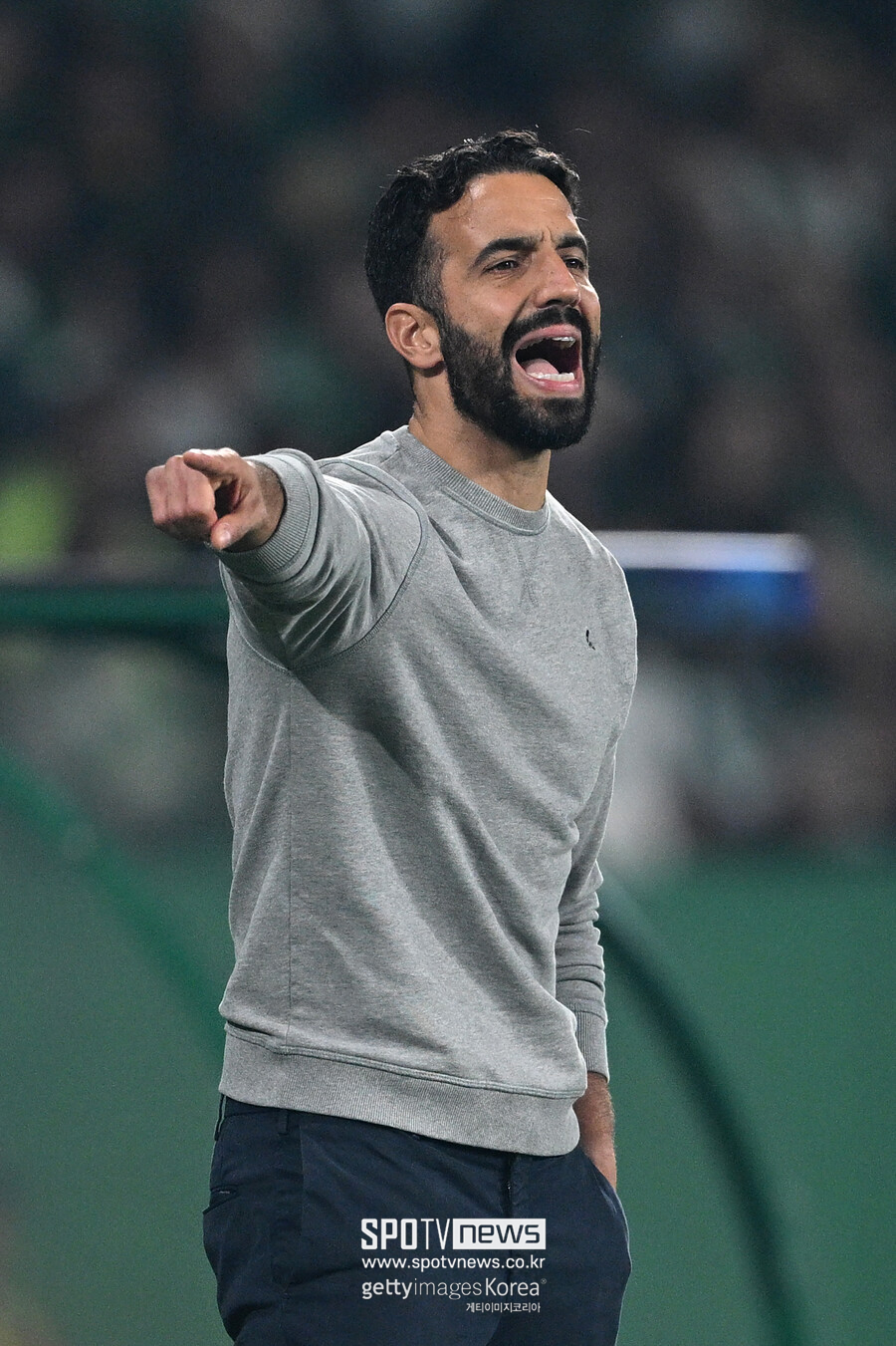 ▲ 맨체스터 유나이티드에 부임한 후벵 아모림 감독. 맨체스터 유나이티드 수뇌부는 아모림 감독이 맨체스터 유나이티드에 부임하고 보인 말과 행동에 강한 인상을 받은 것으로 알려졌다. 특히 자신감 넘치는 분위기와 카리스마 있는 모습에 높은 평가를 내렸다는 내용이다. 데뷔하기도 전부터 에릭 텐 하흐 감독과 다른 모습으로 기대감을 끌어올리고 있다.