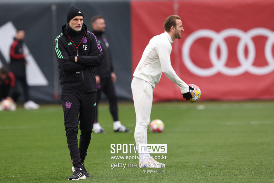 ▲ 17일(이하 한국시간) 영국 매체 '더 선'에 따르면 케인은 "투헬 감독은 자신이 원하는 것에 대해 매우 규율적이고 필요하다면 대립을 피하지 않을 것이다"라고 말문을 열었다. 이어 "그는 매우 솔직하게 말하는 편이고, 바이에른 뮌헨에서도 이를 좋아하지 않거나 동의하지 않는 선수들도 있었을 것이다"라며 "하지만 코치마다 선수들과 대화하고, 선수를 비판하고, 선수들에게 동기부여 하는 방식이 다르기 때문에 모든 선수가 새 감독을 좋아하지는 않을 것이다"라고 덧붙였다. 또한 "아마 3월이 되면 투헬 감독의 몇 가지에 대해 동의하지 않는 선수가 생길 것이다"라며 "모든 팀에서 모든 선수는 의견을 갖고 있다. 궁극적으로 투헬 감독이 원하는 방식으로 뛸 수 있을 것이고, 그와 재회하기를 기대하고 있다"라고 전했다.