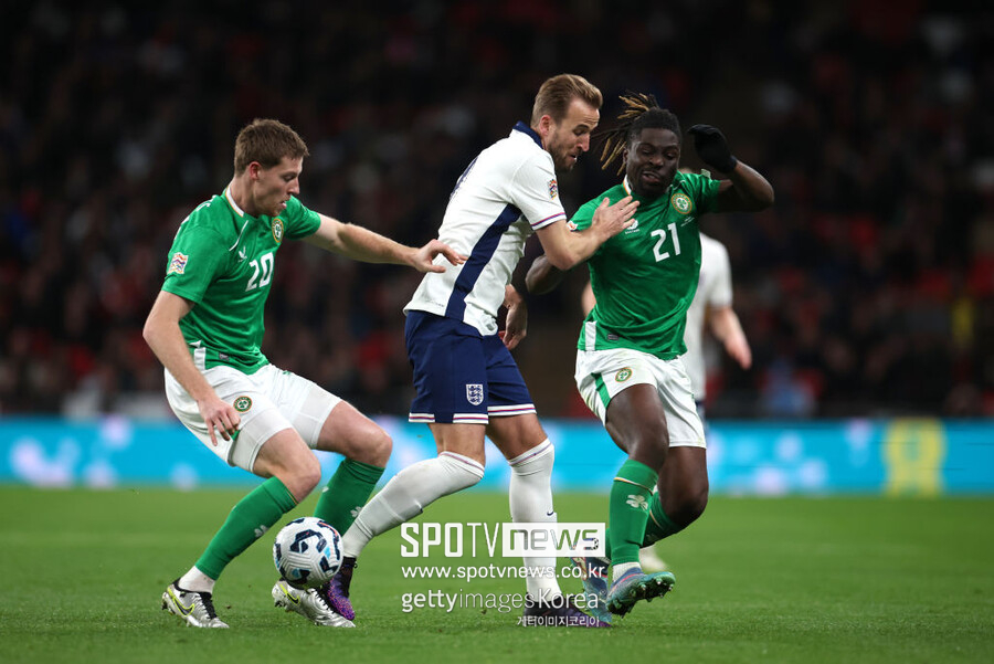 ▲ 17일(이하 한국시간) 영국 매체 '더 선'에 따르면 케인은 "투헬 감독은 자신이 원하는 것에 대해 매우 규율적이고 필요하다면 대립을 피하지 않을 것이다"라고 말문을 열었다. 이어 "그는 매우 솔직하게 말하는 편이고, 바이에른 뮌헨에서도 이를 좋아하지 않거나 동의하지 않는 선수들도 있었을 것이다"라며 "하지만 코치마다 선수들과 대화하고, 선수를 비판하고, 선수들에게 동기부여 하는 방식이 다르기 때문에 모든 선수가 새 감독을 좋아하지는 않을 것이다"라고 덧붙였다. 또한 "아마 3월이 되면 투헬 감독의 몇 가지에 대해 동의하지 않는 선수가 생길 것이다"라며 "모든 팀에서 모든 선수는 의견을 갖고 있다. 궁극적으로 투헬 감독이 원하는 방식으로 뛸 수 있을 것이고, 그와 재회하기를 기대하고 있다"라고 전했다.