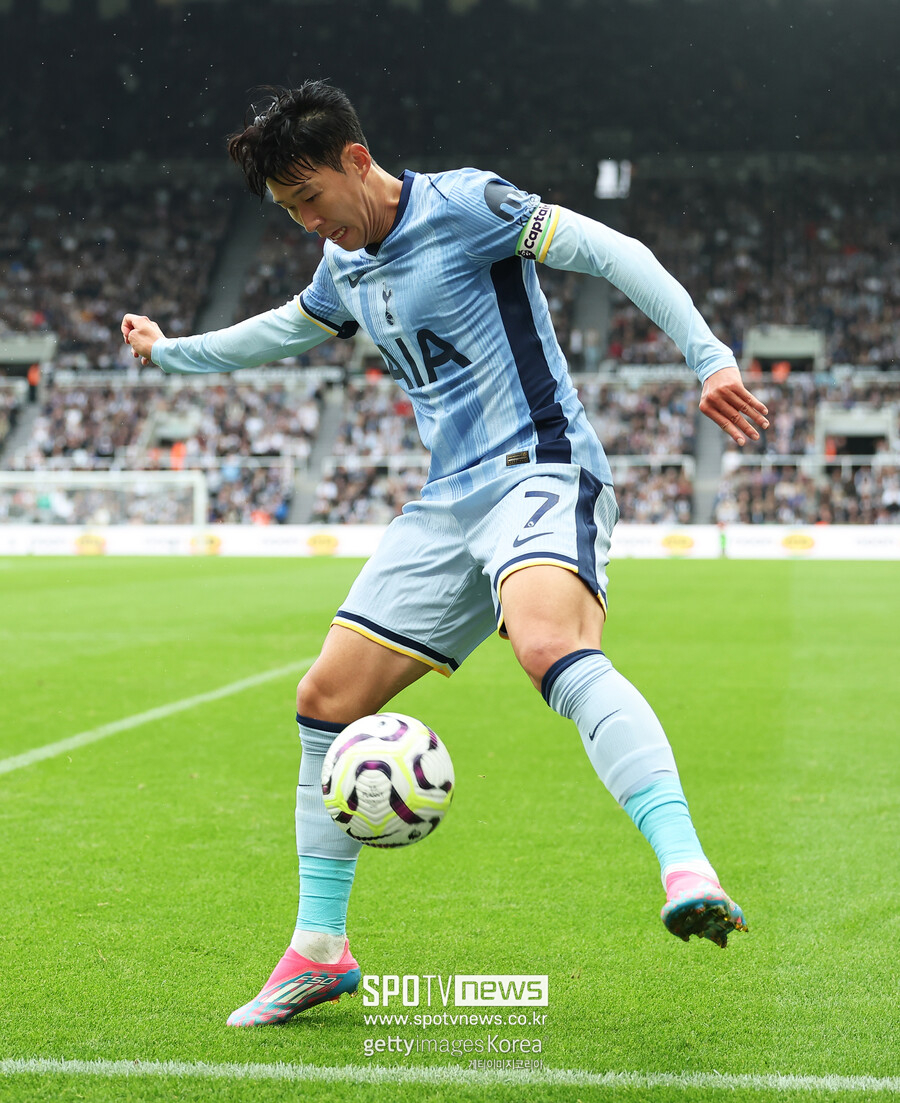 ▲ 손흥민이 이번에 연장 옵션을 받아들였지만, 그에게는 여전히 유럽 빅클럽들의 관심이 집중되어 있다. 로마노 기자는 손흥민이 다른 빅클럽들의 영입 리스트에 포함되어 있다는 사실을 언급하며, 