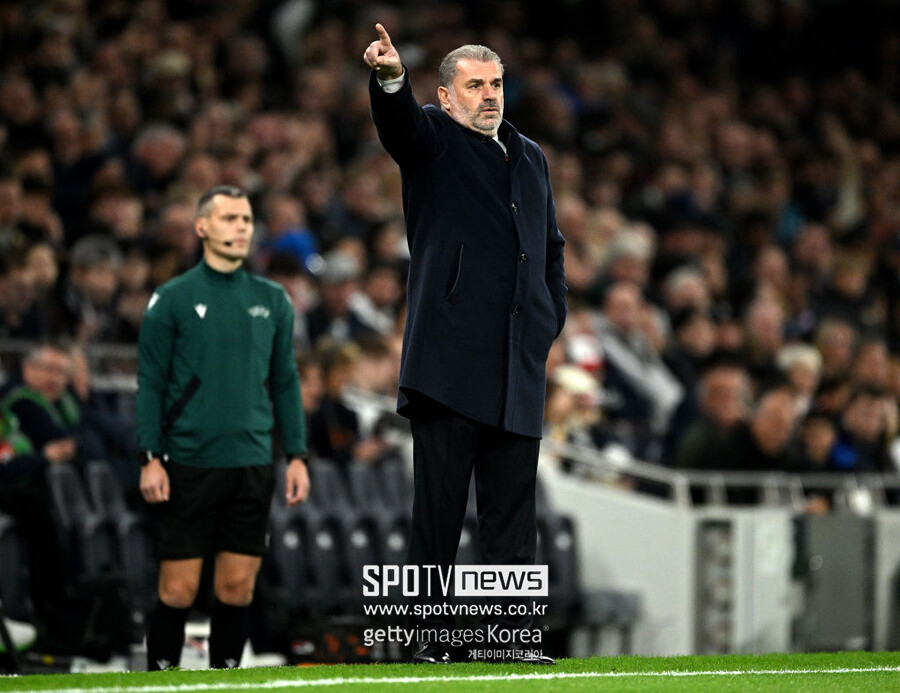 ▲ 영국 매체 '풋볼 인사이더'는 18일(한국시간) "포스테코글루 감독이 이번 시즌 유럽축구연맹(UEFA) 챔피언스리그나 유로파리그에 진출시키지 못한다면 경질될 수 있다"라고 보도했다. 전 토트넘 골키퍼이자 잉글랜드 대표팀에서 활약했던 폴 로빈슨은 "포스테코글루 감독은 지금 압박을 받고 있다. 하지만 챔피언스리그나 유로파리그에 다시 진출하지 못한다면 시즌 도중에 더 큰 압박을 받을 것이다"라고 말했다. 이어 "그는 발전하는 모습을 보여야 한다. 토트넘은 너무 쉽게 패배하고, 수비적으로 너무 취약하다. 그는 일부 선수들에게 맞지 않는 스타일을 고수하고 있다"라고 덧붙였다.