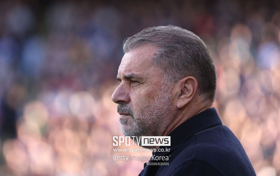 ▲ 영국 매체 '풋볼 인사이더'는 18일(한국시간) "포스테코글루 감독이 이번 시즌 유럽축구연맹(UEFA) 챔피언스리그나 유로파리그에 진출시키지 못한다면 경질될 수 있다"라고 보도했다. 전 토트넘 골키퍼이자 잉글랜드 대표팀에서 활약했던 폴 로빈슨은 "포스테코글루 감독은 지금 압박을 받고 있다. 하지만 챔피언스리그나 유로파리그에 다시 진출하지 못한다면 시즌 도중에 더 큰 압박을 받을 것이다"라고 말했다. 이어 "그는 발전하는 모습을 보여야 한다. 토트넘은 너무 쉽게 패배하고, 수비적으로 너무 취약하다. 그는 일부 선수들에게 맞지 않는 스타일을 고수하고 있다"라고 덧붙였다.