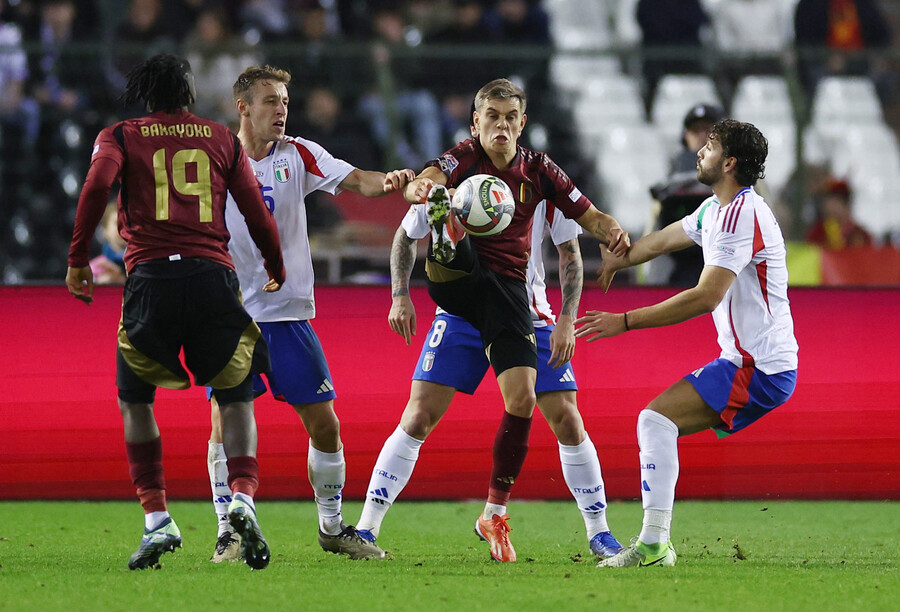 ▲ 매 시즌 우승을 강하게 원하는 아스널이지만, 후반기에 미끄러지는 일을 반복하고 있다. 올 시즌은 중반기에 도달하지 않았지만, 4위로 밀려 있다. 미켈 아르테타 감독(사진 맨 위)의 머리가 복잡해지고도 남는다. 노르웨이 대표팀으로 불려갔던 레안드로 트로사르(사진 가운데 및 맨 아래)가 이스라엘과의 유럽축구연맹 네이션스리그(UNL)에서 부상 당했다는 소식이 전해져싿.  ⓒ연합뉴스/REUTERS
