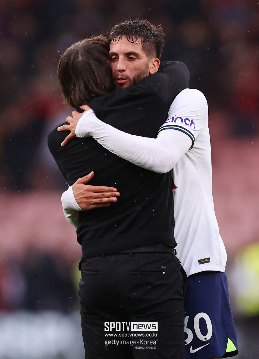 ▲ 벤탄쿠르는 지난 6월 우루과이로 돌아가 코파 아메리카를 준비하다 손흥민을 겨냥해 인종차별 발언을 했다. 큰 파장을 일으켰다. 국내외를 막론하고 벤탄쿠르를 향한 엄청난 비판이 쏟아졌다. 벤탄쿠르는 사과문을 게시했고 손흥민의 용서가 있은 후에야 잠잠해졌다. 그런데 FA가 징계를 예고하면서 다시 재점화됐다. 결국 FA로부터 7경기 출장과 10만 파운드 벌금 징계가 내려졌다.