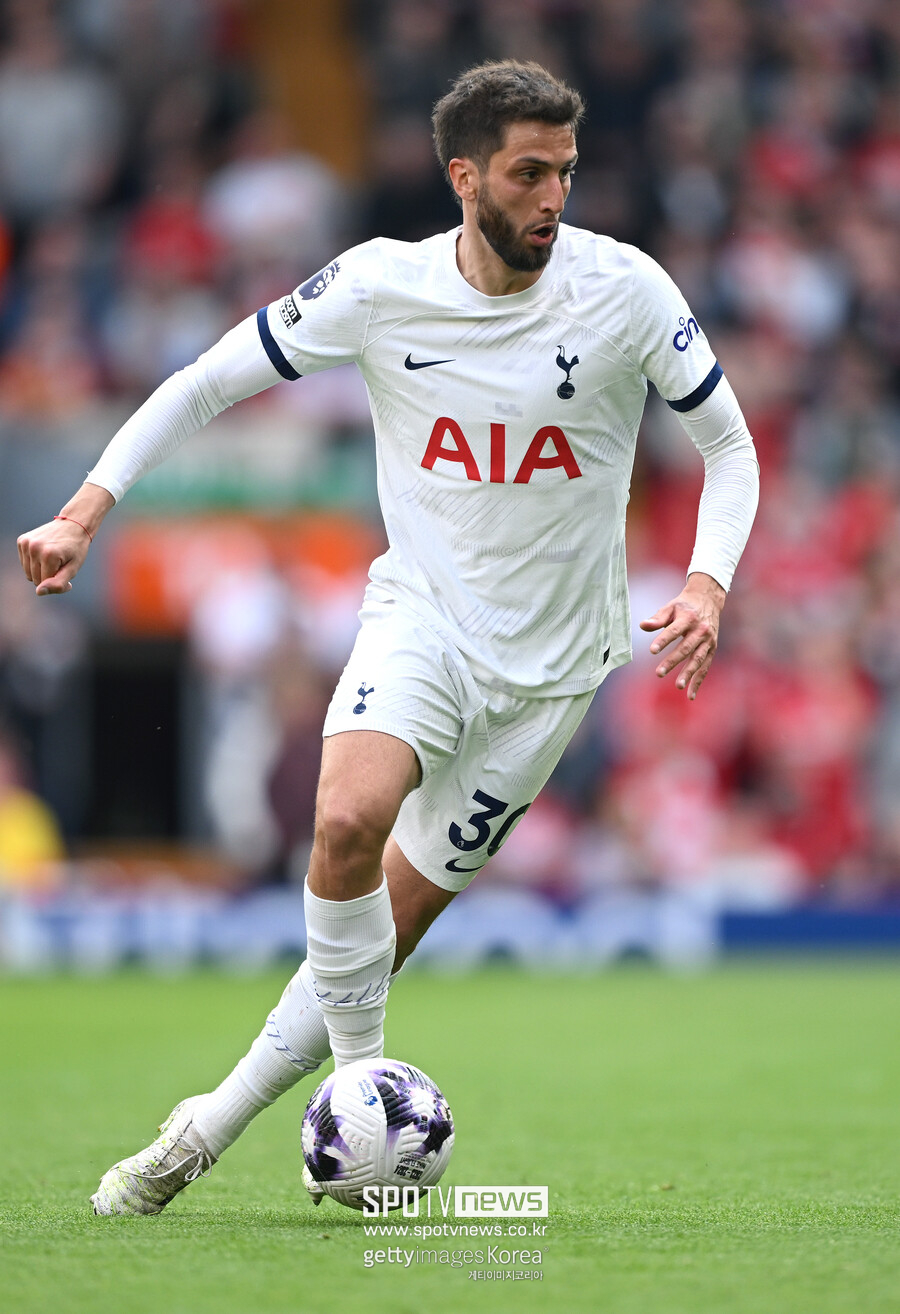 ▲ 로드리고 벤탄쿠르가 손흥민에게 인종차별성 발언을 했다가 징계를 받은 것에 대해 팀 동료 벤 데이비스가 일침을 날렸다. 데이비스는 "우리는 토트넘 팀이자 그룹으로서, 이 일을 끝내고 앞으로 나아가야 한다고 생각하지만 궁극적으로는 이러한 일들을 진지하게 살펴봐야한다는 것을 깨닫는 것이 중요하다"고 말했다.