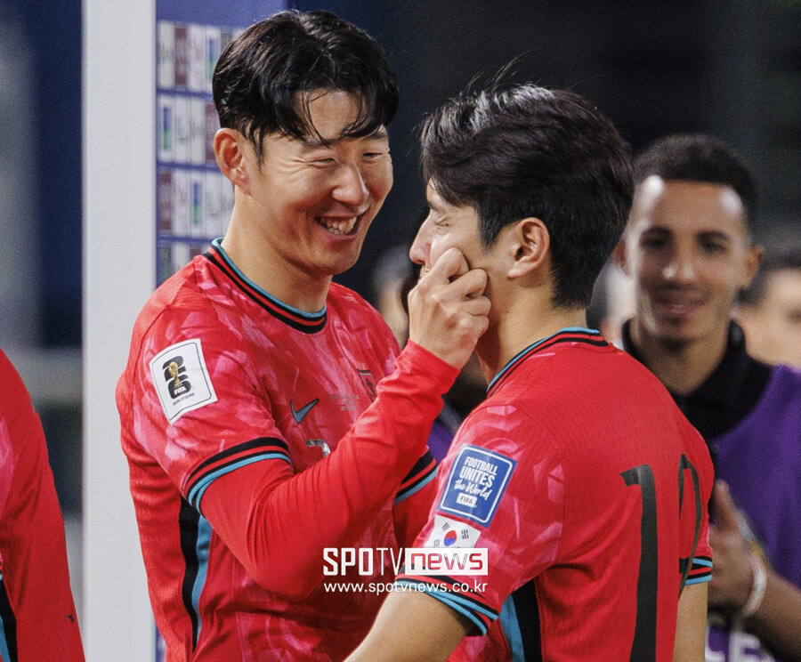 ▲ 홍명보 감독은 손흥민을 2026 북중미 월드컵 본선에서 제대로 활용하고 싶다며 토트넘 홋스퍼 엔제 포스테코글루 감독이 부탁한 출전 시간 관리에 동의했다. 쿠웨이트전에서는 64분만 뛰고 벤치로 물러났다. 대신 교체로 나선 배준호가 골을 넣는 등 후배들의 좋은 활약으로 이어졌다.