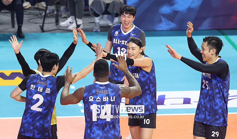 ▲ 도드람 2023-2024 V리그 올스타전에서 김연경이 하이파이브를 나누고 있다. ⓒ곽혜미 기자