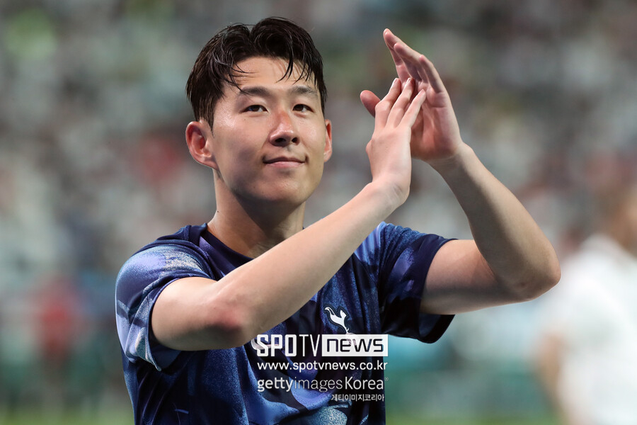 ▲ 떠들썩하게 알려진 것과 달리 토트넘이 손흥민에게 1년 연장 옵션을 활성화하면서 2026년 결별을 계획하고 있다는 것은 속단할 수 없다. 영국 매체 스퍼스웹은 1년 계약 연장은 다년 계약 협상을 위한 시간을 확보할 수 있는 일종의 안전장치라고 보도했다. 물론 손흥민과 다년 계약 협상이 불발된다면 이적을 추진할 수도 있다.