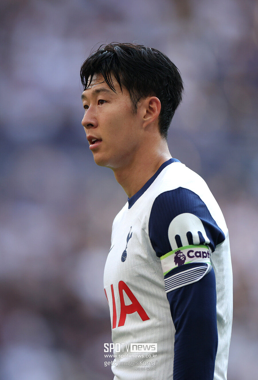 ▲ 떠들썩하게 알려진 것과 달리 토트넘이 손흥민에게 1년 연장 옵션을 활성화하면서 2026년 결별을 계획하고 있다는 것은 속단할 수 없다. 영국 매체 스퍼스웹은 1년 계약 연장은 다년 계약 협상을 위한 시간을 확보할 수 있는 일종의 안전장치라고 보도했다. 물론 손흥민과 다년 계약 협상이 불발된다면 이적을 추진할 수도 있다.