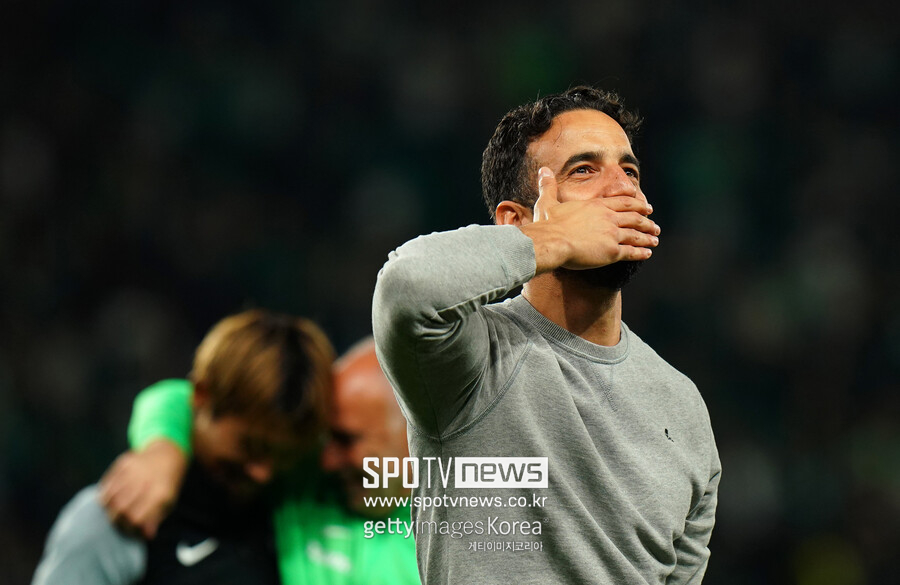 ▲ 맨체스터 유나이티드에 부임한 후벵 아모림 감독. 맨체스터 유나이티드 수뇌부는 아모림 감독이 맨체스터 유나이티드에 부임하고 보인 말과 행동에 강한 인상을 받은 것으로 알려졌다. 특히 자신감 넘치는 분위기와 카리스마 있는 모습에 높은 평가를 내렸다는 내용이다. 데뷔하기도 전부터 에릭 텐 하흐 감독과 다른 모습으로 기대감을 끌어올리고 있다.