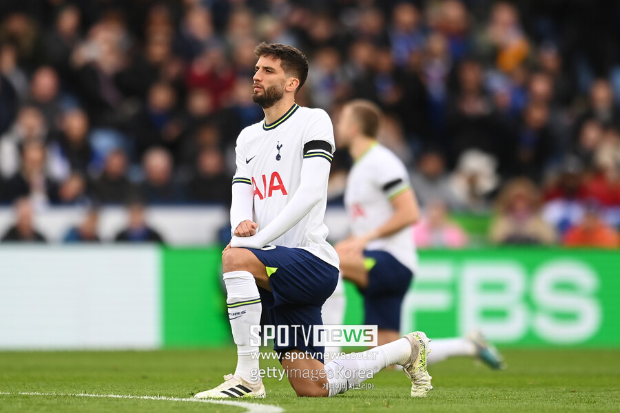 ▲ 빽빽한 일정 속에 핵심 중원 전력 중 한 명인 벤탄쿠르가 결장한다는 소식은 토트넘에 큰 악재다. 벤탄쿠르는 당장 오는 24일 열리는 맨체스터시티와 경기부터 다음 달 20일 맨체스터 유나이티드와 경기까지 뛸 수 없다. 그나마 다음 달 23일부터 30일까지 세 경기를 치르는 박싱데이를 앞두고 돌아오지만, 기존 선수들의 체력 소모는 불가피하다.