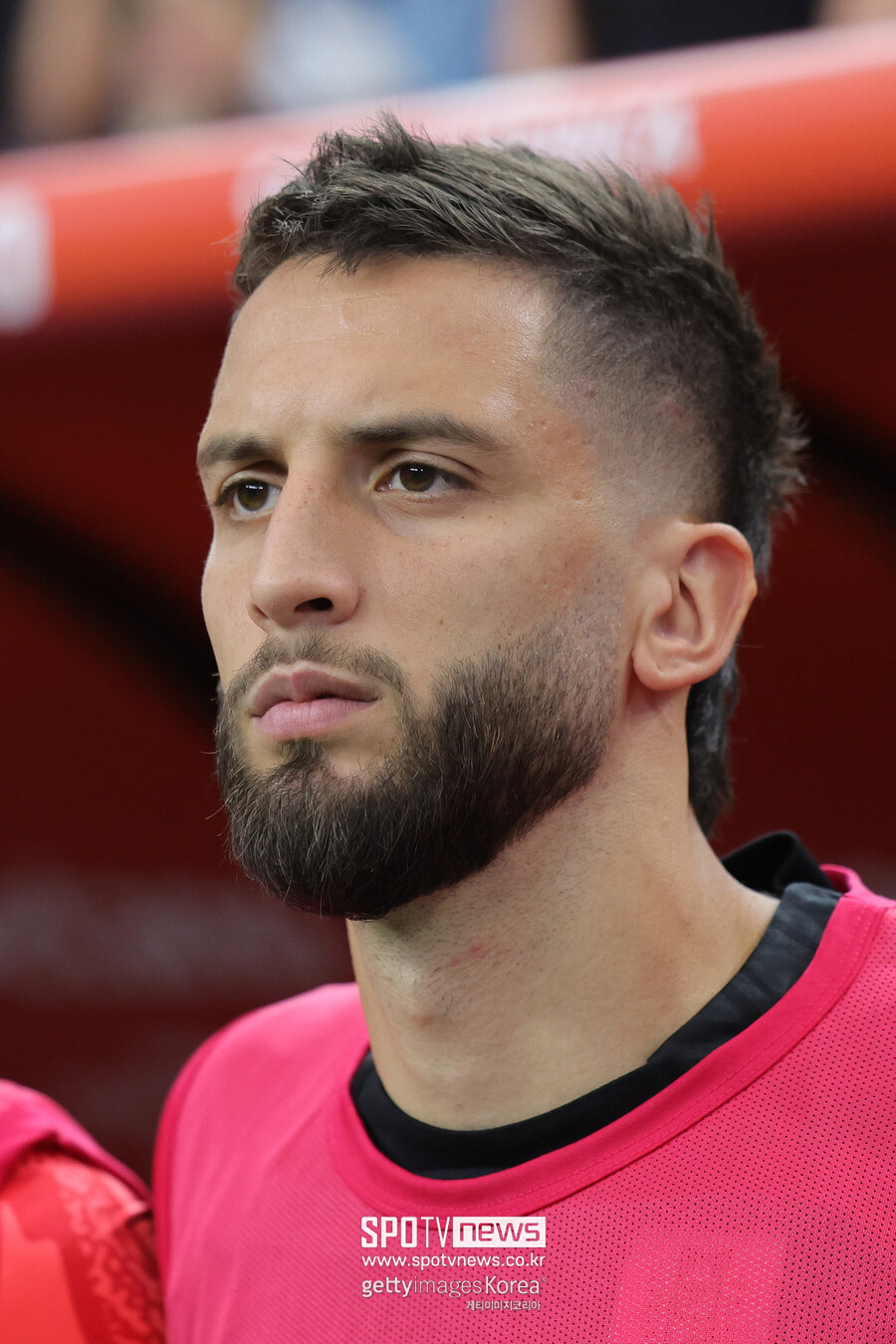 ▲ 빽빽한 일정 속에 핵심 중원 전력 중 한 명인 벤탄쿠르가 결장한다는 소식은 토트넘에 큰 악재다. 벤탄쿠르는 당장 오는 24일 열리는 맨체스터시티와 경기부터 다음 달 20일 맨체스터 유나이티드와 경기까지 뛸 수 없다. 그나마 다음 달 23일부터 30일까지 세 경기를 치르는 박싱데이를 앞두고 돌아오지만, 기존 선수들의 체력 소모는 불가피하다.