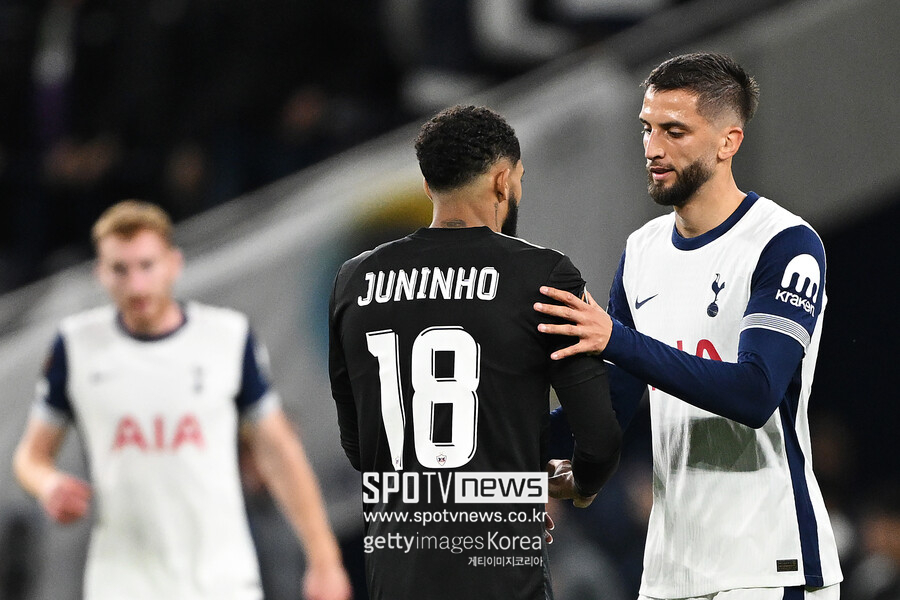 ▲ 빽빽한 일정 속에 핵심 중원 전력 중 한 명인 벤탄쿠르가 결장한다는 소식은 토트넘에 큰 악재다. 벤탄쿠르는 당장 오는 24일 열리는 맨체스터시티와 경기부터 다음 달 20일 맨체스터 유나이티드와 경기까지 뛸 수 없다. 그나마 다음 달 23일부터 30일까지 세 경기를 치르는 박싱데이를 앞두고 돌아오지만, 기존 선수들의 체력 소모는 불가피하다.