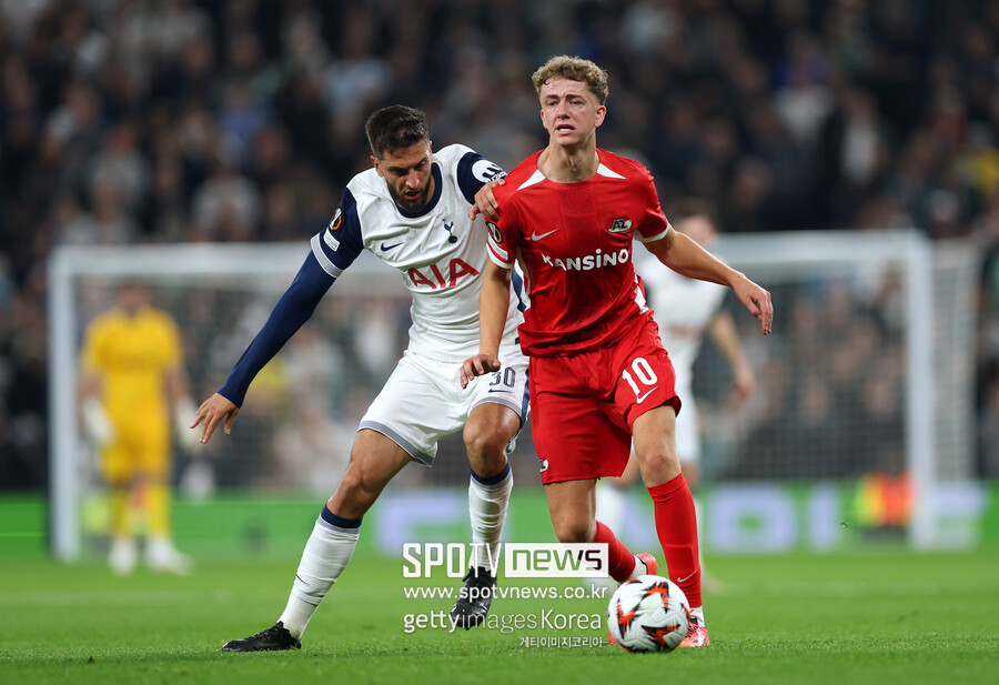 ▲ 빽빽한 일정 속에 핵심 중원 전력 중 한 명인 벤탄쿠르가 결장한다는 소식은 토트넘에 큰 악재다. 벤탄쿠르는 당장 오는 24일 열리는 맨체스터시티와 경기부터 다음 달 20일 맨체스터 유나이티드와 경기까지 뛸 수 없다. 그나마 다음 달 23일부터 30일까지 세 경기를 치르는 박싱데이를 앞두고 돌아오지만, 기존 선수들의 체력 소모는 불가피하다.