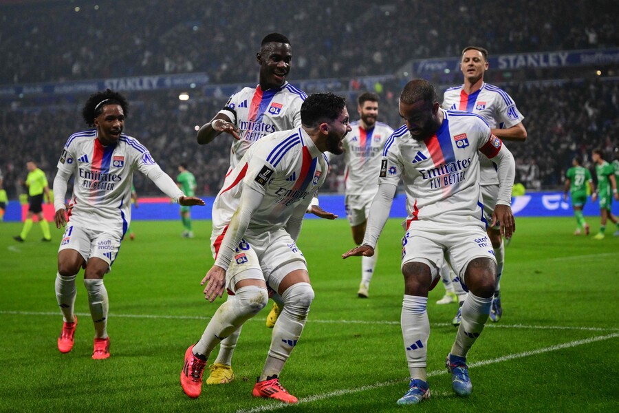 ▲ 프랑스 명문 올림피크 리옹이 재정 부채 증가 문제로 공중분해 위기에 처했다. 다수의 선수를 내년 1월 겨울 이적 시장에서 매각하지 않으면 2부 리그로 강등될 가능성도 있다. ⓒ연합뉴스/AFP