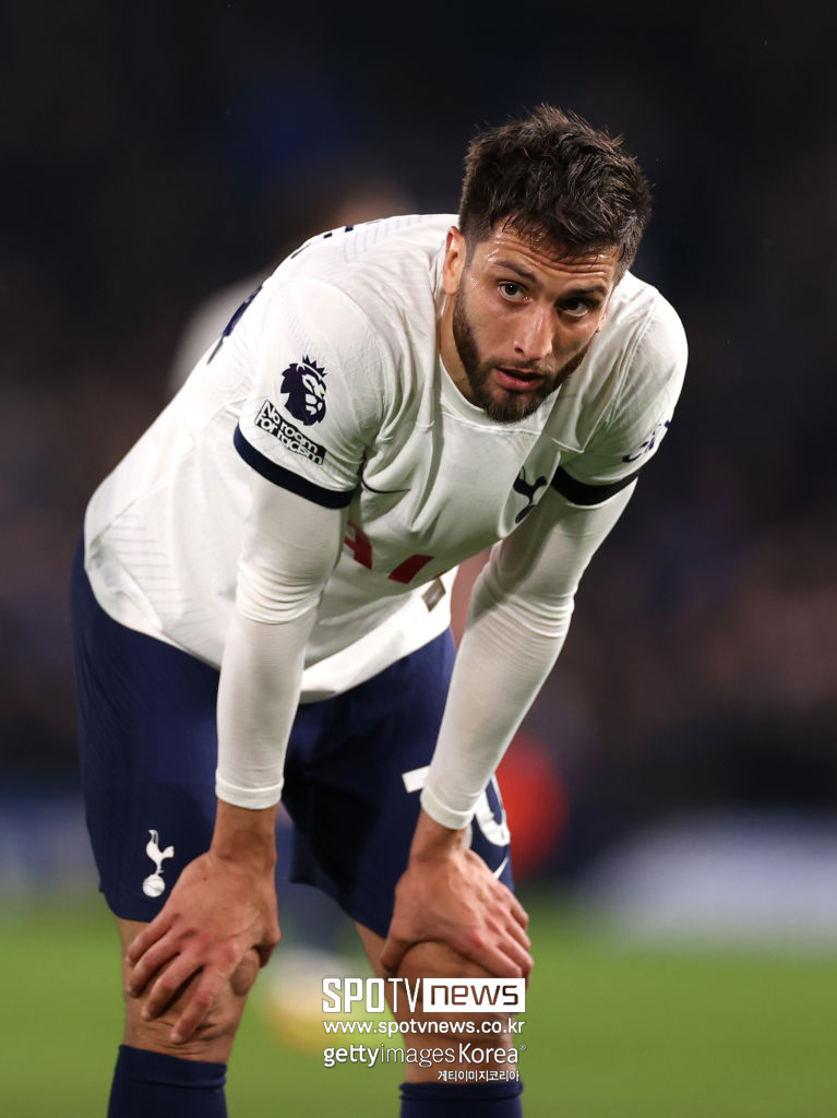 ▲ 잉글랜드축구협회(FA)가 움직였다. 손흥민을 향했던 로드리고 벤탄쿠르의 인종차별 발언이 3개월이 지나 공식적으로 징계를 받을 것으로 보인다. 영국축구협회(FA)는 손흥민에 대한 인종차별로 벤탄쿠르를 기소했다. 이들은 벤탄쿠르가 미디어 인터뷰와 관련한 부정 행위로 FA 규정을 위반한 혐의를 받고 있다고 판단했다. 국적, 인종, 민족적 기원에 대한 언급은 중대한 위반 사항이라 최소 6경기에서 최대 12경기까지 출전정지 중징계가 예상됐다. 이후 잉글랜드축구협회는 규정 위반을 들어 7경기 징계에서 벌금을 내렸다. 벤탄쿠르는 “가벼운 농담”이라고 변명했지만 받아들여지지 않았다