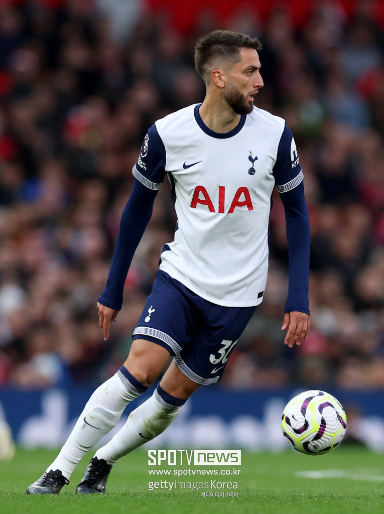 ▲ 잉글랜드축구협회(FA)가 움직였다. 손흥민을 향했던 로드리고 벤탄쿠르의 인종차별 발언이 3개월이 지나 공식적으로 징계를 받을 것으로 보인다. 영국축구협회(FA)는 손흥민에 대한 인종차별로 벤탄쿠르를 기소했다. 이들은 벤탄쿠르가 미디어 인터뷰와 관련한 부정 행위로 FA 규정을 위반한 혐의를 받고 있다고 판단했다. 국적, 인종, 민족적 기원에 대한 언급은 중대한 위반 사항이라 최소 6경기에서 최대 12경기까지 출전정지 중징계가 예상됐다. 이후 잉글랜드축구협회는 규정 위반을 들어 7경기 징계에서 벌금을 내렸다. 벤탄쿠르는 “가벼운 농담”이라고 변명했지만 받아들여지지 않았다