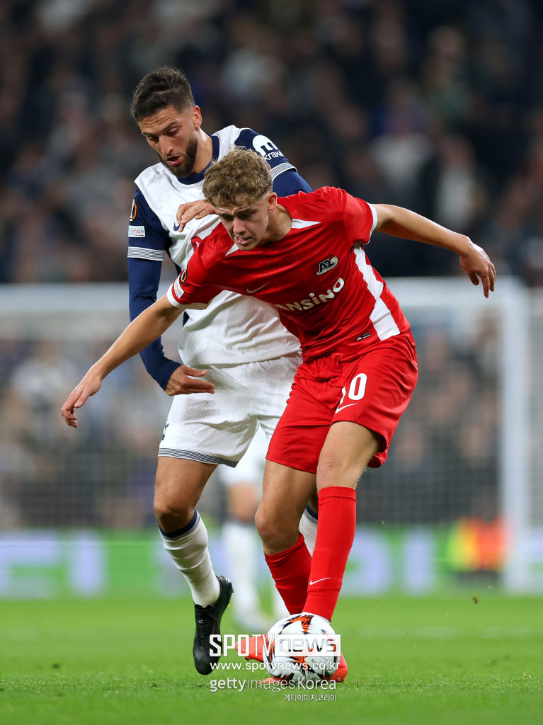 ▲ 잉글랜드축구협회(FA)가 움직였다. 손흥민을 향했던 로드리고 벤탄쿠르의 인종차별 발언이 3개월이 지나 공식적으로 징계를 받을 것으로 보인다. 영국축구협회(FA)는 손흥민에 대한 인종차별로 벤탄쿠르를 기소했다. 이들은 벤탄쿠르가 미디어 인터뷰와 관련한 부정 행위로 FA 규정을 위반한 혐의를 받고 있다고 판단했다. 국적, 인종, 민족적 기원에 대한 언급은 중대한 위반 사항이라 최소 6경기에서 최대 12경기까지 출전정지 중징계가 예상됐다. 이후 잉글랜드축구협회는 규정 위반을 들어 7경기 징계에서 벌금을 내렸다. 벤탄쿠르는 “가벼운 농담”이라고 변명했지만 받아들여지지 않았다