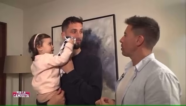 ▲ 잉글랜드축구협회(FA)가 움직였다. 손흥민을 향했던 로드리고 벤탄쿠르의 인종차별 발언이 3개월이 지나 공식적으로 징계를 받을 것으로 보인다. 영국축구협회(FA)는 손흥민에 대한 인종차별로 벤탄쿠르를 기소했다. 이들은 벤탄쿠르가 미디어 인터뷰와 관련한 부정 행위로 FA 규정을 위반한 혐의를 받고 있다고 판단했다. 국적, 인종, 민족적 기원에 대한 언급은 중대한 위반 사항이라 최소 6경기에서 최대 12경기까지 출전정지 중징계가 예상됐다. 이후 잉글랜드축구협회는 규정 위반을 들어 7경기 징계에서 벌금을 내렸다. 벤탄쿠르는 “가벼운 농담”이라고 변명했지만 받아들여지지 않았다