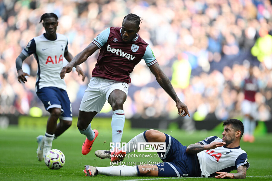 ▲ 맨체스터 유나이티드와 블랙번 로버스에서 수석 스카우트로 일했던 믹 브라운은 "레알 마드리드의 관심이 진심이라면 결정을 내려야 한다"라고 말문을 열었다. 이어 "토트넘에선 수비 문제 때문에 로메로에 대한 우려가 있다. 물론 이런 문제는 여러 가지 이유가 있다. 책임은 그에게만 있는 것은 아니지만, 수비진 핵심으로서 그의 경기력에 대한 물음표가 있다. 그는 또한 실수가 잦은 선수다. 이는 토트넘이 처한 상황을 고려했을 땐 감당할 수 없는 부분이다"라고 덧붙였다. 또한 "큰돈을 벌 수 있다면 그 돈을 가지고 안정성을 제공할 수 있는 선수에게 재투자할 것이다"라며 "큰돈이 아니라면 후방 라인을 불안정하게 만드는 위험을 감수할 가치가 없기 때문에, 재투자할 수 있을 만큼 충분해야 한다"라고 전했다.