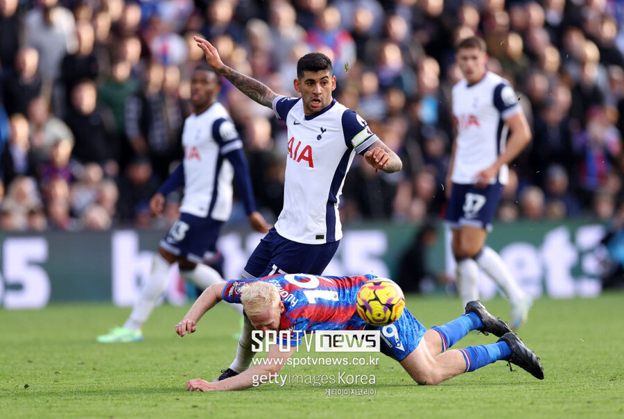▲ 맨체스터 유나이티드와 블랙번 로버스에서 수석 스카우트로 일했던 믹 브라운은 "레알 마드리드의 관심이 진심이라면 결정을 내려야 한다"라고 말문을 열었다. 이어 "토트넘에선 수비 문제 때문에 로메로에 대한 우려가 있다. 물론 이런 문제는 여러 가지 이유가 있다. 책임은 그에게만 있는 것은 아니지만, 수비진 핵심으로서 그의 경기력에 대한 물음표가 있다. 그는 또한 실수가 잦은 선수다. 이는 토트넘이 처한 상황을 고려했을 땐 감당할 수 없는 부분이다"라고 덧붙였다. 또한 "큰돈을 벌 수 있다면 그 돈을 가지고 안정성을 제공할 수 있는 선수에게 재투자할 것이다"라며 "큰돈이 아니라면 후방 라인을 불안정하게 만드는 위험을 감수할 가치가 없기 때문에, 재투자할 수 있을 만큼 충분해야 한다"라고 전했다.