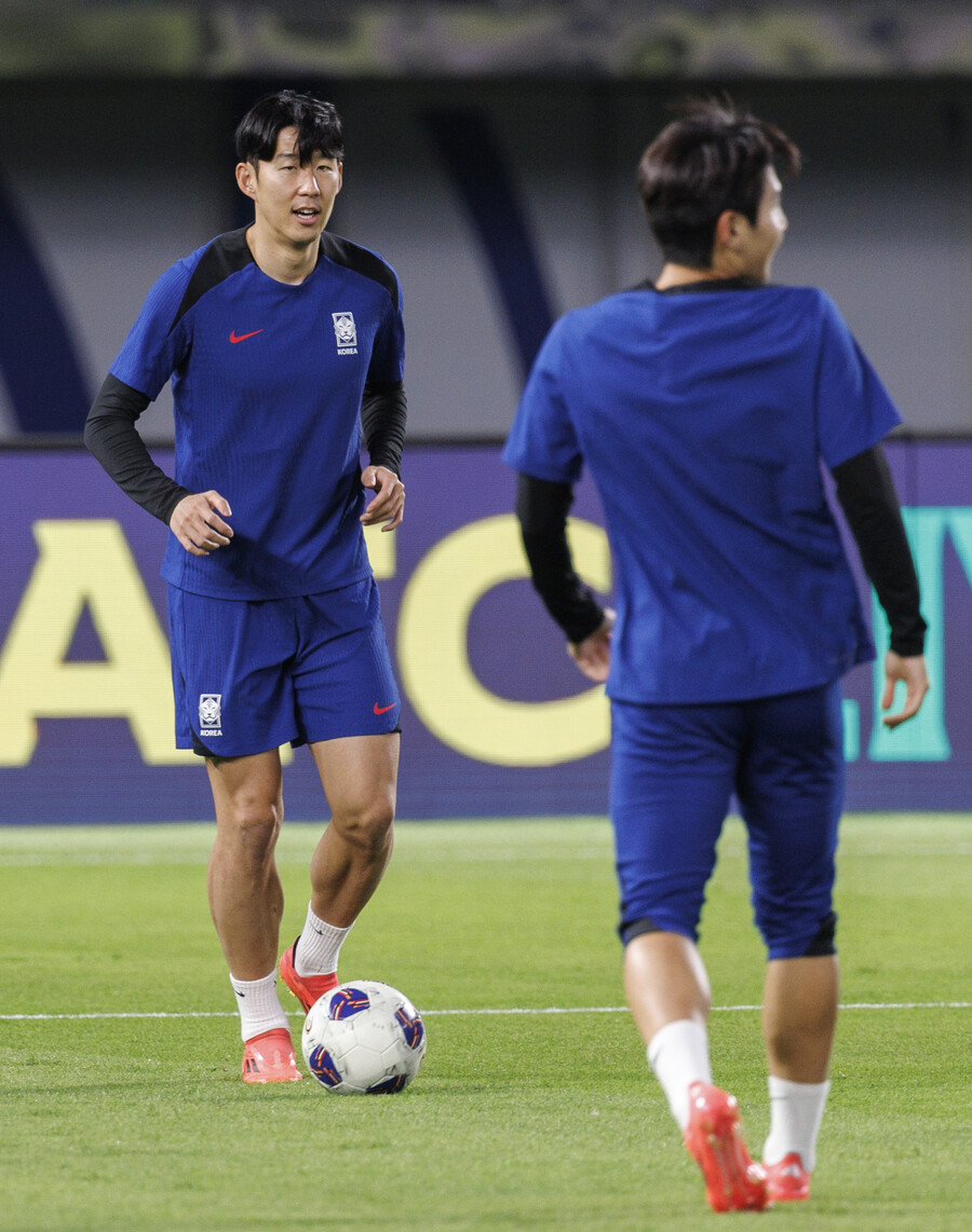▲ 한국 대표팀은 19일 오후 11시(한국시간) 요르단 암만의 암만 국제 경기장에서 열릴 ‘2026 국제축구연맹(FIFA) 북중미월드컵’ 아시아지역 3차예선 B조 6차전에서 팔레스타인을 만난다. 당초 팔레스타인 홈 경기였지만 이스라엘-하마스 전쟁으로 인해 중립 구장에서 치러지게 됐다. 홍명보 감독은 팔레스타인전을 앞두고 오세훈을 최전방에 뒀다. 한 칸 뒤에 손흥민, 이강인, 이재성을 배치해 화력을 지원하고 박용우, 황인범이 공격과 수비를 조율한다 ⓒ연합뉴스