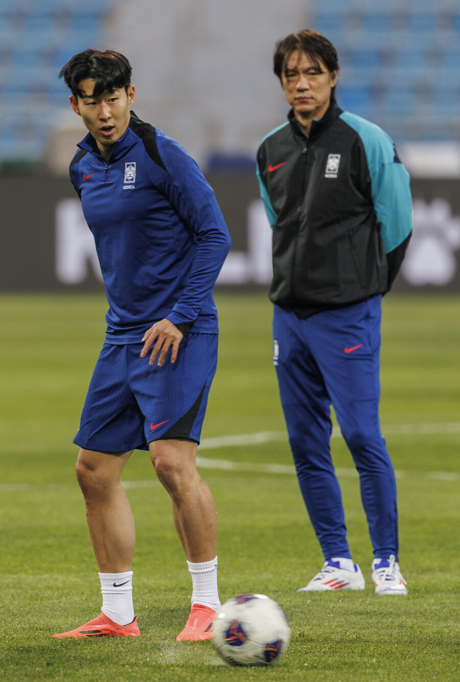 ▲ 한국 대표팀은 19일 오후 11시(한국시간) 요르단 암만의 암만 국제 경기장에서 열릴 ‘2026 국제축구연맹(FIFA) 북중미월드컵’ 아시아지역 3차예선 B조 6차전에서 팔레스타인을 만난다. 당초 팔레스타인 홈 경기였지만 이스라엘-하마스 전쟁으로 인해 중립 구장에서 치러지게 됐다. 홍명보 감독은 팔레스타인전을 앞두고 오세훈을 최전방에 뒀다. 한 칸 뒤에 손흥민, 이강인, 이재성을 배치해 화력을 지원하고 박용우, 황인범이 공격과 수비를 조율한다 ⓒ연합뉴스